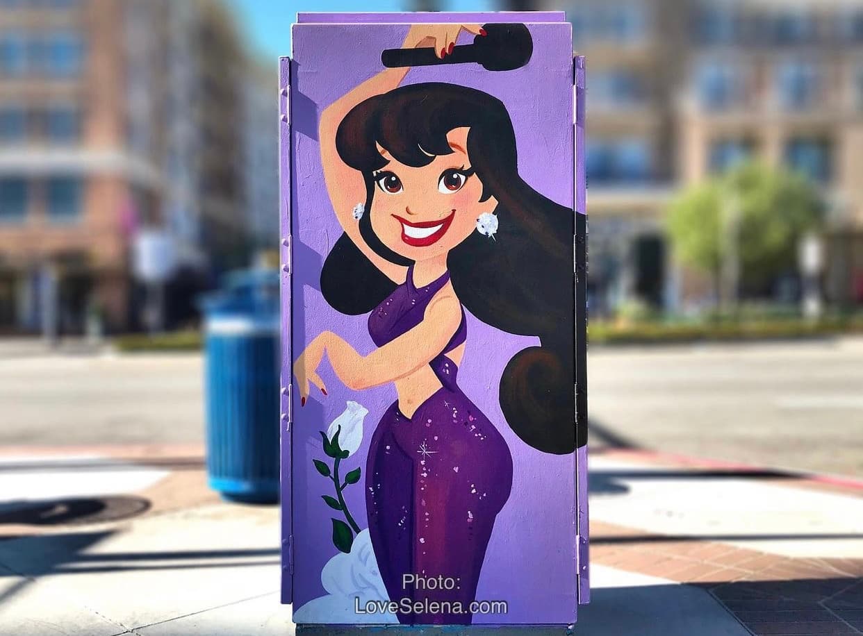 Docenas de 
<a href="https://www.univision.com/local/fresno-kftv/artista-de-fresno-realiza-mural-de-vanessa-guillen-para-inmortalizar-su-legado">murales en California</a> y en otros estados 
<b>recuerdan y honran</b> la vida de Selena. Donde miles de sus fanáticos llegan y se toman fotografías. Este se encuentra en Glendale en el 
<a href="https://www.neonmona.org/" target="_blank">Musem of Neon Art</a> por la artista Rocio Cintron.