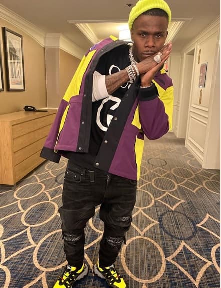 En el comunicado se explica que la policía esperó hasta que DaBaby terminara el concierto, pasadas las 11:00 de la noche, para tener un primer acercamiento con él. Sin embargo, el rapero, supuestamente, se negó, por lo que los oficiales procedieron a esposarlo y le aseguraron que inspeccionaron el vehículo de manera legal.