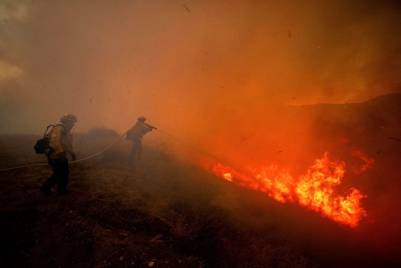 <b>La región ha enfrentado recientemente otros incendios devastadores</b>, como el
<a href="https://www.univision.com/local/los-angeles-kmex/zonas-incendio-los-angeles-enfrentan-amenaza-deslizamientos-tierra-proximas-lluvias">incendio Palisades y el incendio Eaton</a>, lo que ha generado un estado de alerta constante entre los residentes del condado.