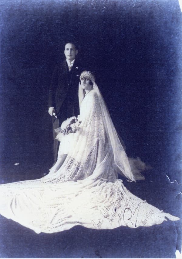 Fruto del amor entre Elsa Bolaños-Cacho Aguilar y Francisco Gómez Linares, quien fue pintor, dibujante e ilustrador.