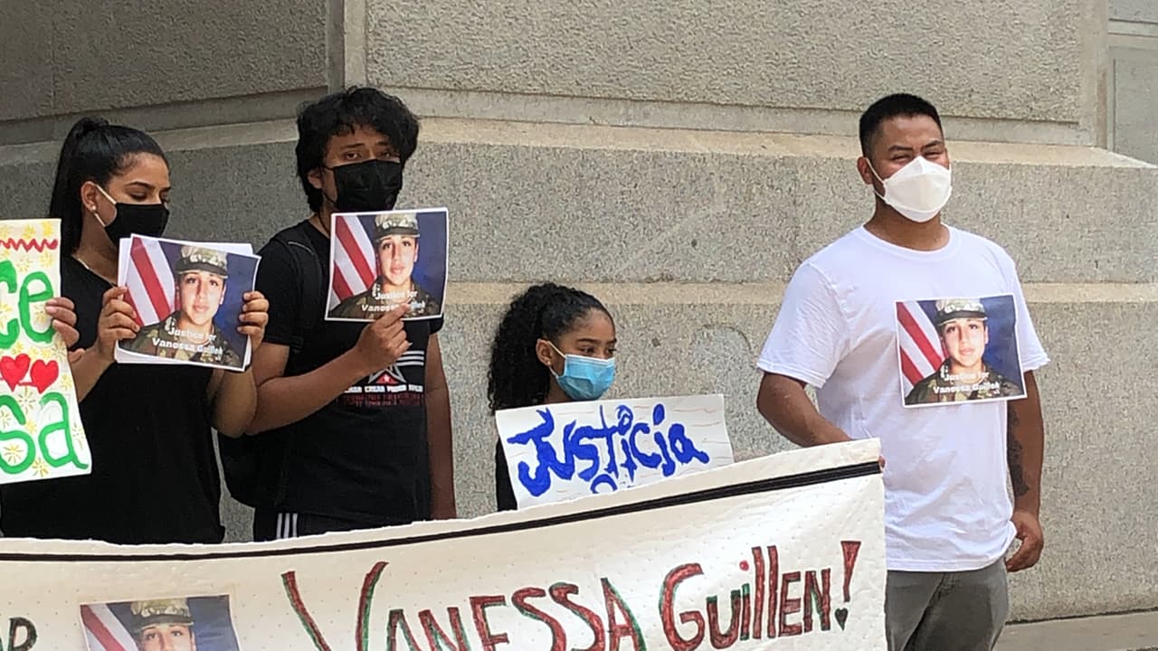 “Es inaudito que en un lugar (la base Fort Hood), donde se cuenta cada gota de agua que se toman, no investiguen que habia sucedido con Vanessa”, dijo Cristian Benítez, quien vestía una camisa blanca con la foto de la soldado hispana. 
<br>
<br> 
<br>
<br> 
<br>