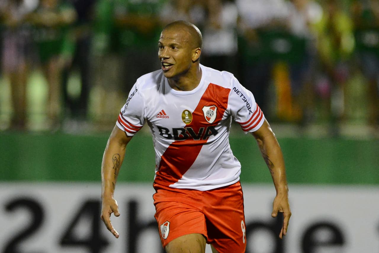 Monterrey hace oficial el fichaje de Carlos Sánchez; River Plate lo desmiente