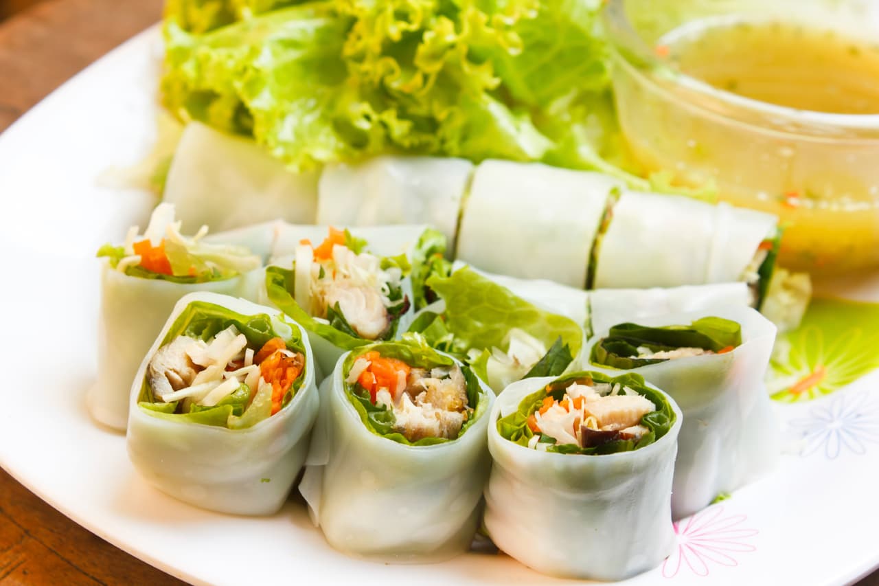 Rollitos de verduras. Ya sea cocidos o crudos, coloca tiras de zanahoria, pepino y col (o las que tu prefieras) en láminas de arroz después de ablandarlas un poco en agua. Acompaña con el aderezo que más te guste y disfruta de esta fresca y divertida guarnición.