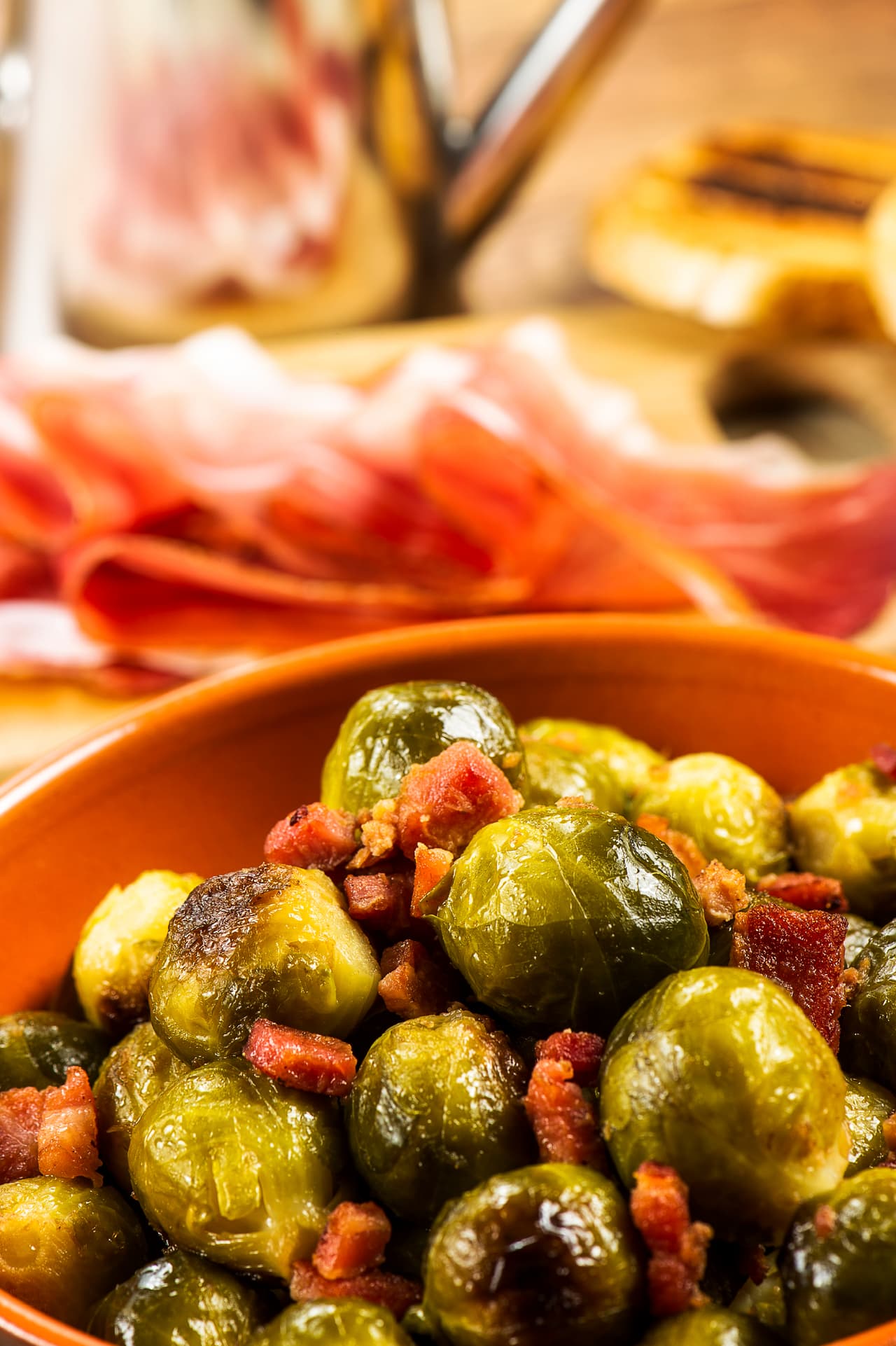 Cazuela de coles de Bruselas. Fríe tocino y una vez que haya soltado su grasa cocina las coles después de lavarlas bien. Agrega zanahorias y champiñones si prefieres. El sabor del tocino con verduras es uno al que nadie se puede resistir y es ideal para los cortes de carne.