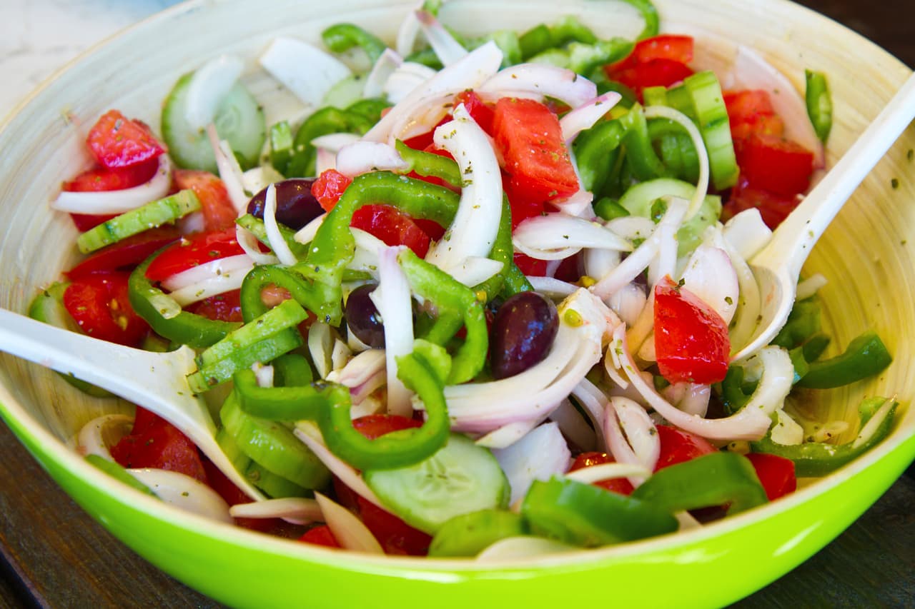 Ensalada de pimientos. Puedes cocerlos previamente o comerlos crudos, córtalos en trozos junto con algunos otros vegetales y acompaña con un aderezo agridulce. Procura hacerlo de los tres tipos de pimientos para que experimentes todos los sabores.