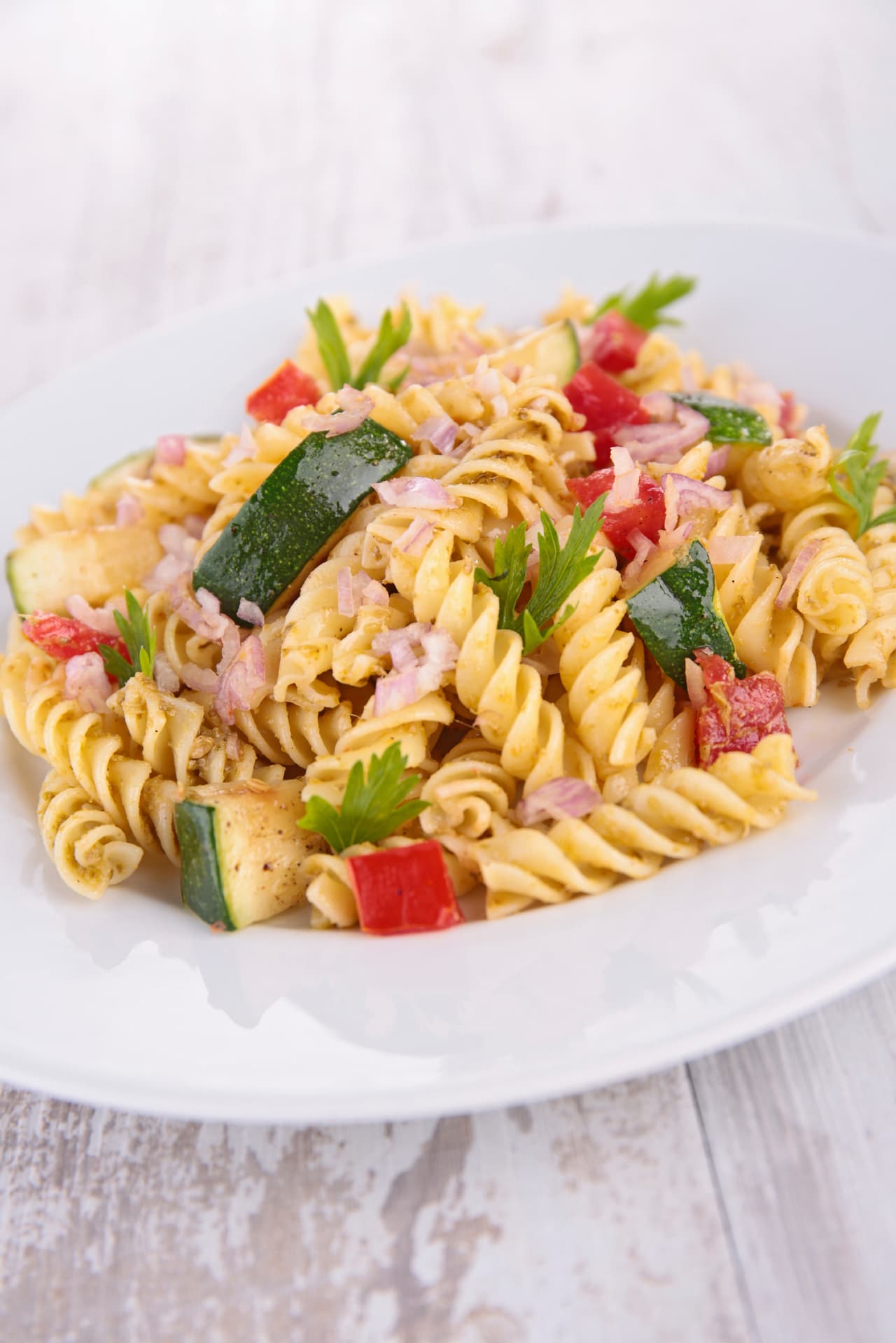 Fusilli con verduras. Una de las mejores formas de acompañar nuestra cena es con una pasta, pero ¿haz probado agregarle tus verduras favoritas? Ya sea al vapor, asadas o como más te guste, pero cuida que queden uniformes y no demasiado suaves. Prueba agregarle a tu guarnición una salsa bechamel, o arrabiata.