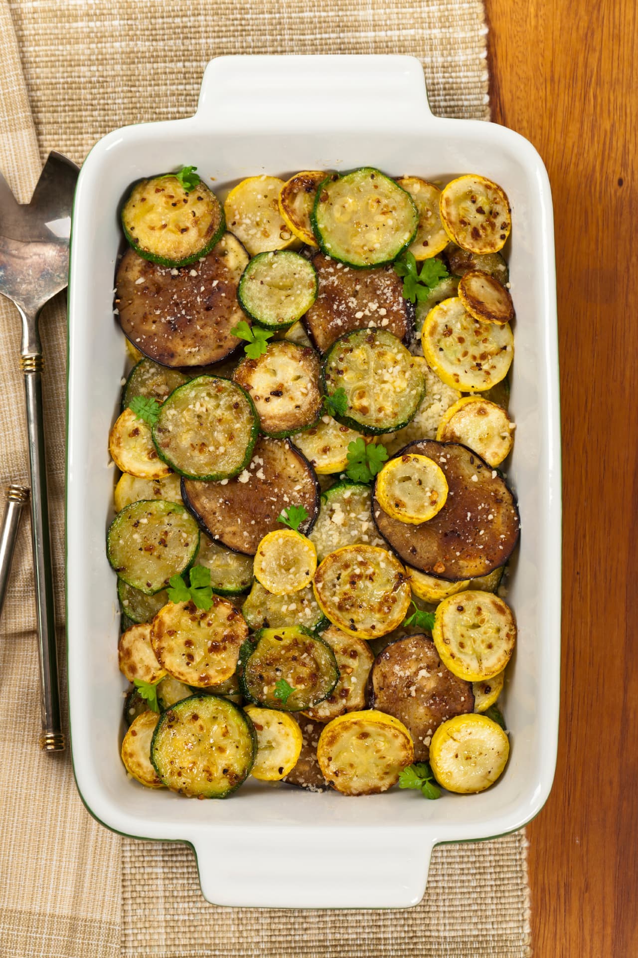 Calabazas con ajo y parmesano. Estas son deliciosas porque el queso parmesano asado toma un sabor exquisito. Solo corta las calabacitas transversalmente o en rodajas y unta una mezcla de mantequilla, ajo y perejil, esparciendo al final tanto queso como quieras llevándolas al asador. ¿Se te antojo?