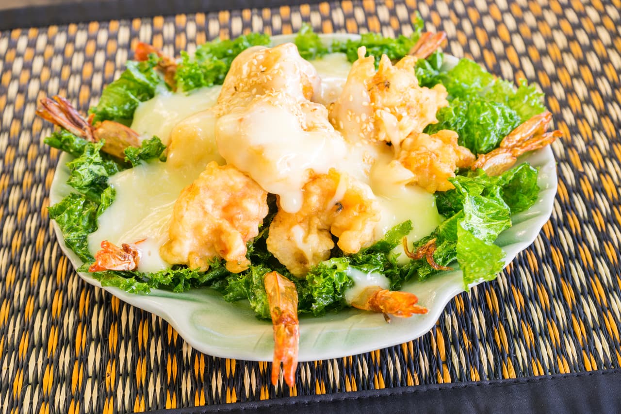 Tempura de verduras. Esta delicia te encantará. Solo mete espárragos, zanahorias y pimientos en una mezcla homogénea de harina, sal y cerveza. Fríe en aceite muy caliente y agrega sal si es necesario.