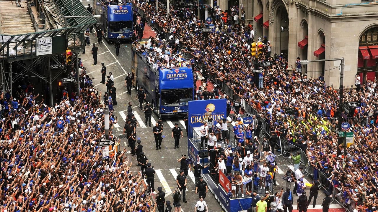Fiebre azul y naranja en Nueva York: Fanáticos acampan y viajan desde todo el país para celebrar título de los Knicks