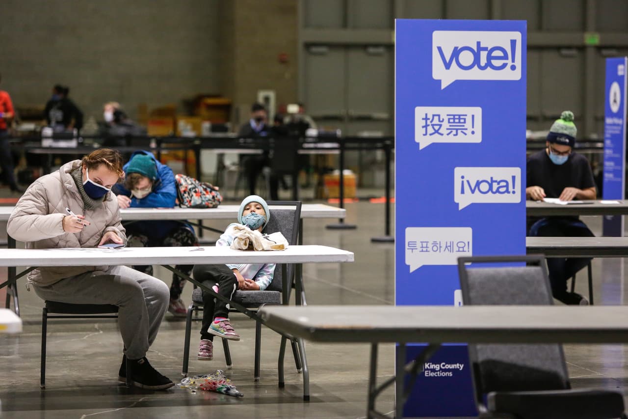 Alexis Castaneto, una residente de Washington en Seatle, votó por primera vez en las elecciones presidenciales de Estados Unidos. Castaneto estuvo acompañada de su hija Luna de 5 años de edad.