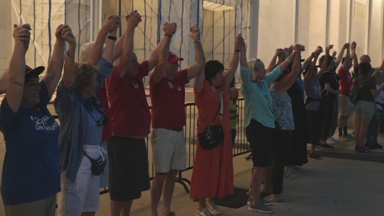 Protestan con cadena humana en el Kennedy Center para protegerlo de los planes de demolición de Donald Trump