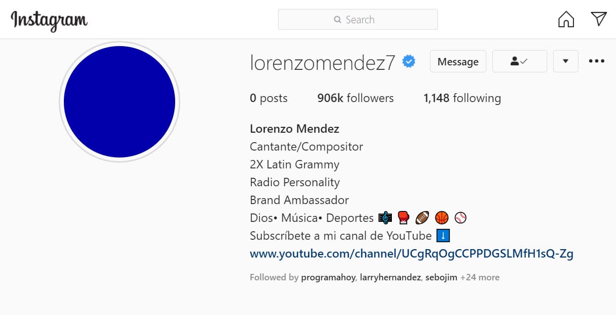 Llama la atención que el avatar que colocó en su perfil es solo un fondo azul, un color asociado con la tristeza. En inglés, la palabra 'blue' también significa melancolía, tristeza o depresión. 
<br>