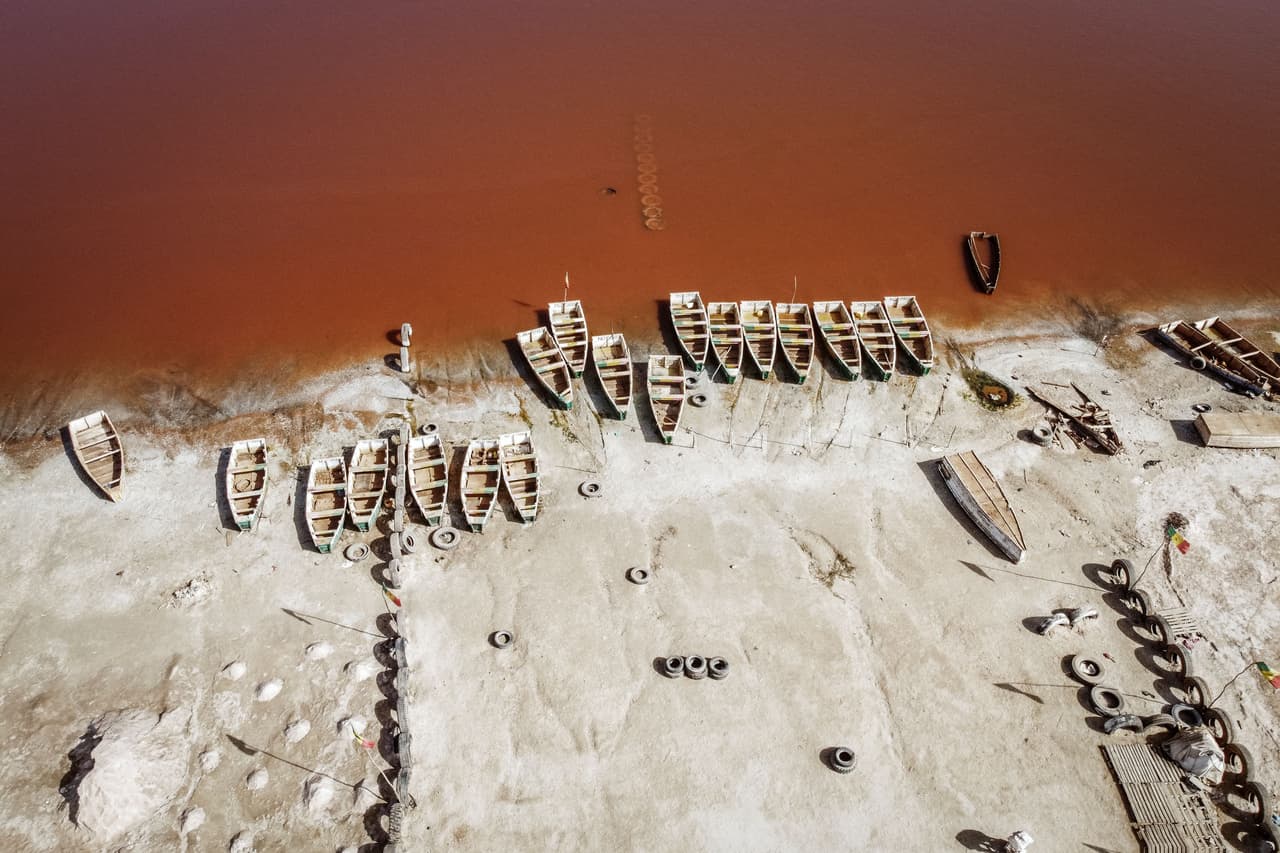 El lago Retba, de aguas rojizas coloreadas por las algas. En Senegal, África.
