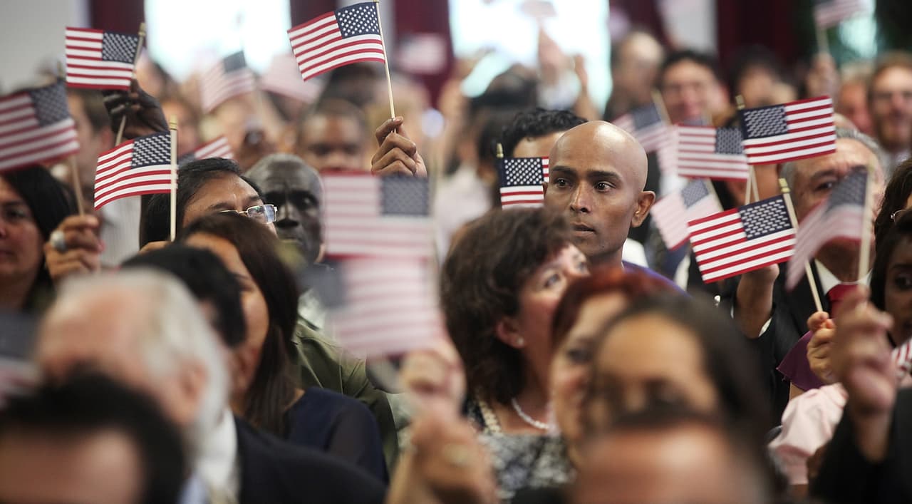 Más de 10,000 nuevos ciudadanos se juramentan durante los festejos del Día de la Independencia 