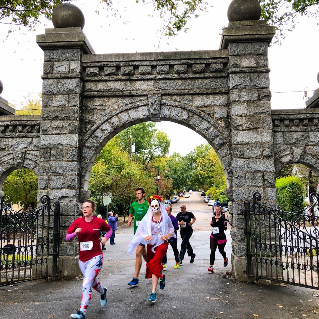 <b><a href="https://fsseries.com/ra/r/day-of-the-dead-5k/">Day of the Dead 5K (29 de octubre)</a></b>. El evento se lleva a cabo de 10 de la mañana a 12:00 del mediodía y celebra la tradición, la comunidad y la diversidad. También incluye arte, comida, música, baile, cerveza local y disfraces.