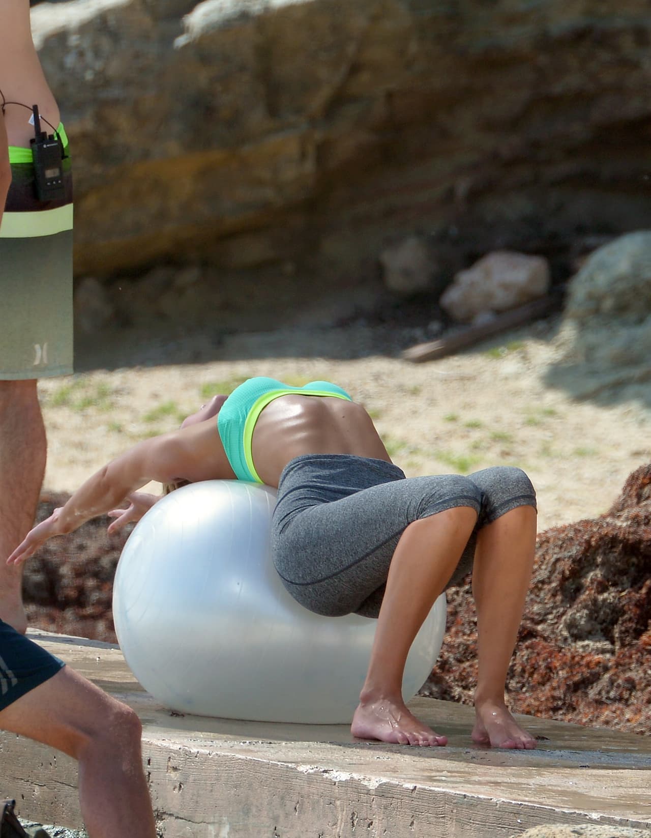 Candice realizó varias rutinas de ejercicios ante las cámaras.