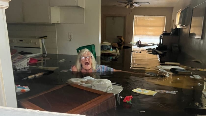 El hombre que nadó media milla durante el huracán Ian para rescatar a su madre de 84 años