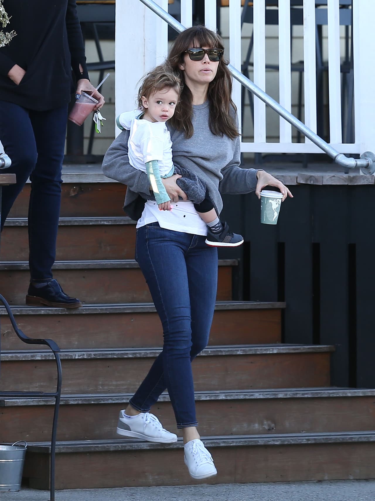 Saliendo de casa con su adorable nene Silas.