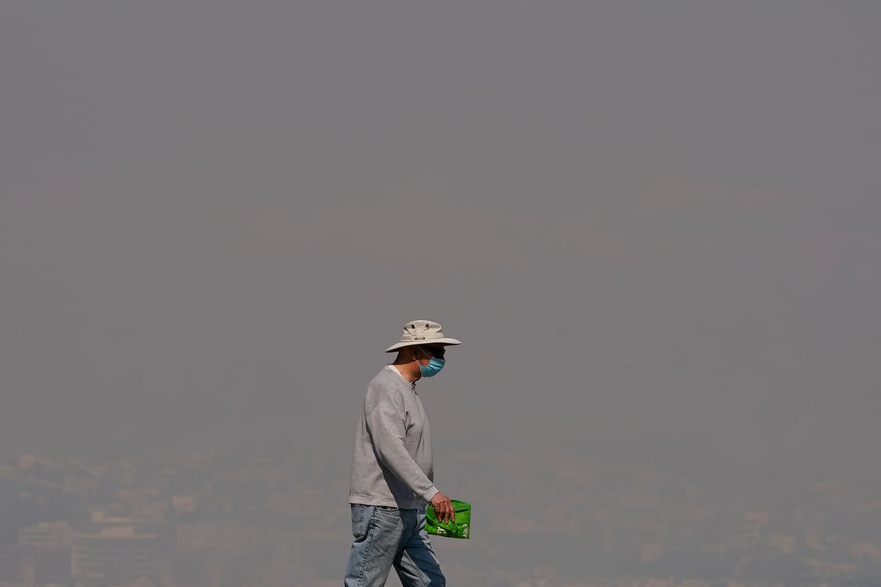 Los Centros para el Control y Prevención de Enfermedades (CDC, por sus siglas en inglés) alertó que el humo de los incendios forestales contiene una mezcla de gases como monóxido de carbono y partículas finas que provienen de árboles y plantas calcinadas, por lo que puede ser muy dañino para las personas que lo respiran.