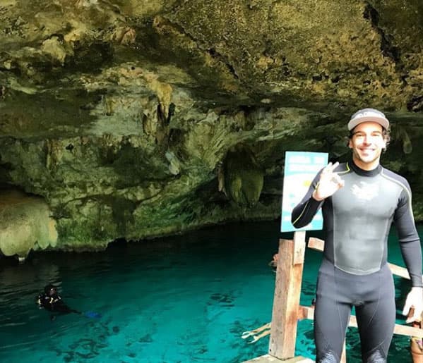 Además aprovecharon para conocer hermosos lugares, como este cenote donde Guto posó para la cámara: "¿Cuándo fue la última vez que hiciste algo por primera vez?", escribió el galán en esta fotografía que se puede ver en su cuenta de Instagram.