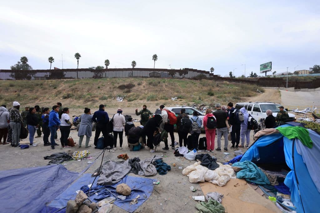 Son miles las personas de distintos países que a diario intentan cruzar las distintas fronteras de Estados Unidos, como por ejemplo se observa en esta imagen en San Ysidro, California. La mayoría espera a que los agentes de la Patrulla Fronteriza los detengan y procesen sus solicitudes de asilo, por diversas razones.