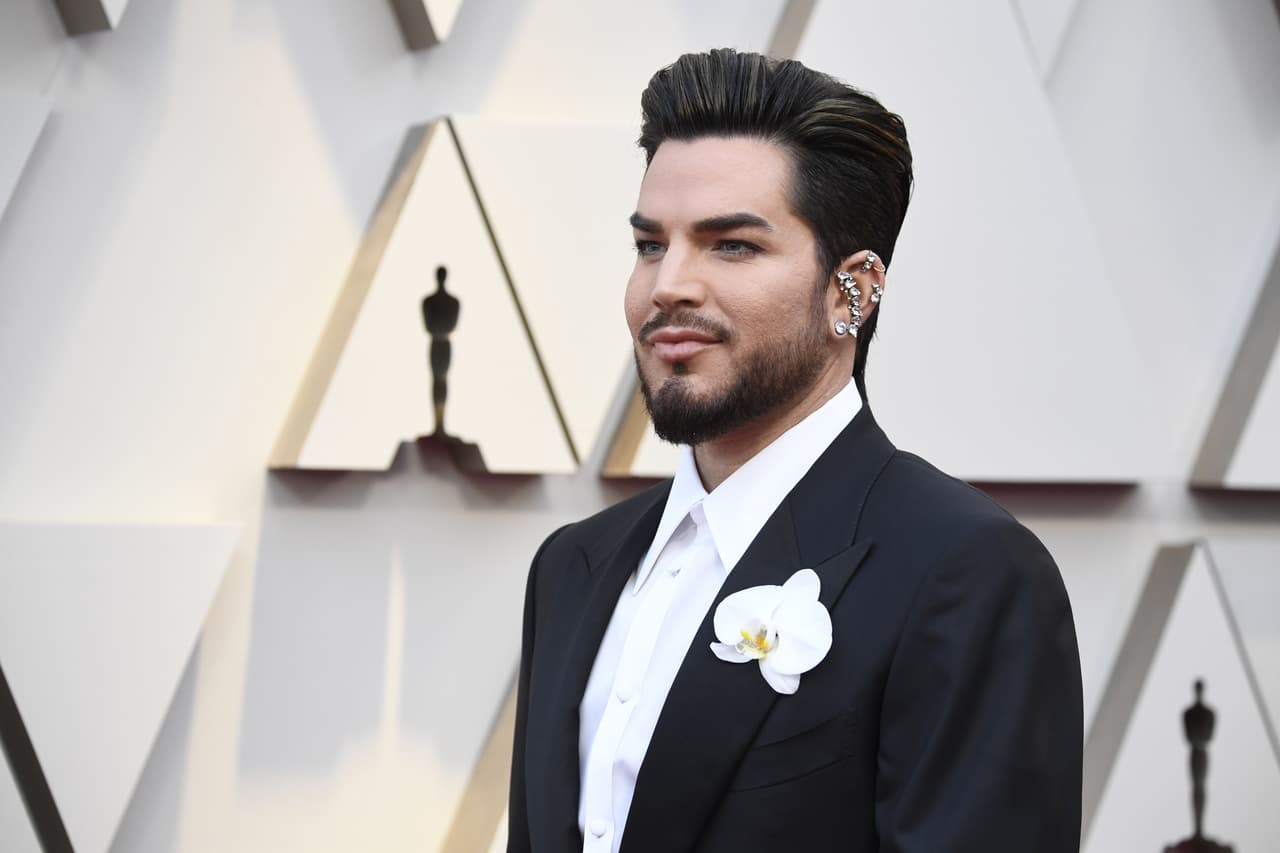 <b>Lo más extravagante:</b> El exceso de diamantes (y de maquillaje) que llevó Adam Lambert en las joyas que adornaron sus orejas.