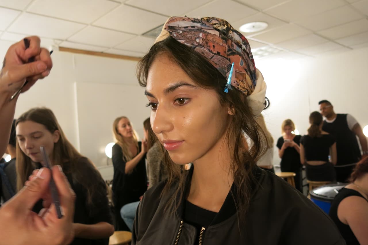 La modelos que llevan mascada lucieron un look bohemio.