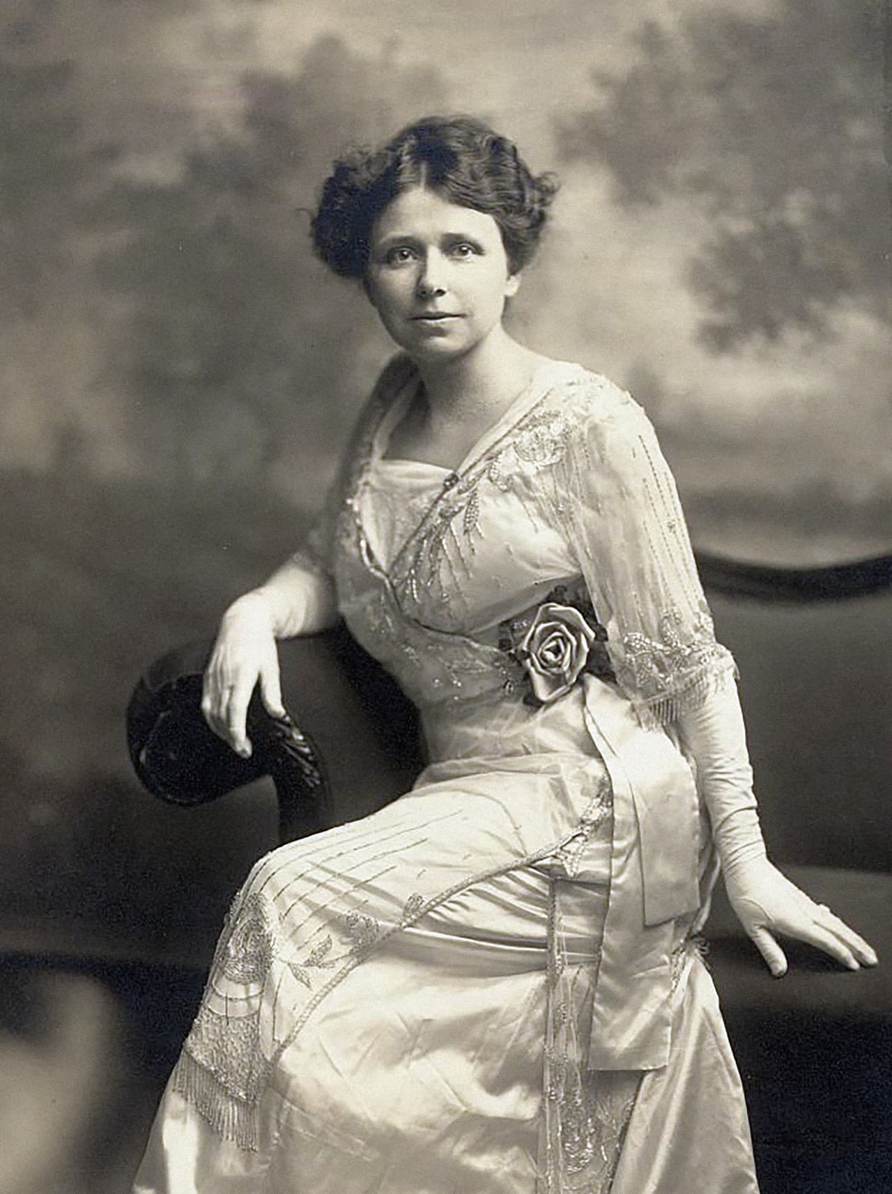 La primera senadora: Hattie Caraway (1878-1950). Fue la primera mujer elegida como senadora de Estados Unidos, representando al estado de Arkansas por el partido demócrata en 1932. Llegó a ser presidenta del Senado.