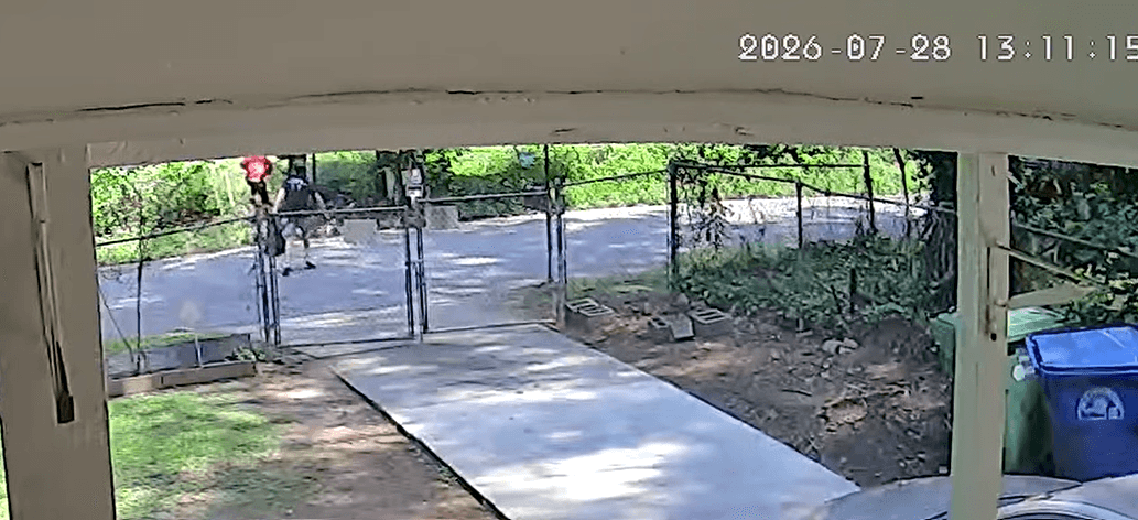 Investigadores de la Unidad de Robos del Departamento de Policía de Atlanta están solicitando la colaboración del público para identificar a los sospechosos que aparecen en videos difundidos como parte de la investigación.
<br>
<br>Si usted tiene información, puede reportarla de manera anónima a Crime Stoppers.