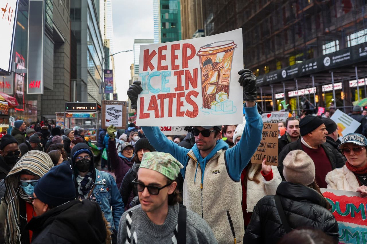 Las marchas en Nueva York este domingo reflejan una 
<b>creciente oposición pública a las redadas de inmigración</b> y a la presencia de agentes federales en barrios de todo el país.