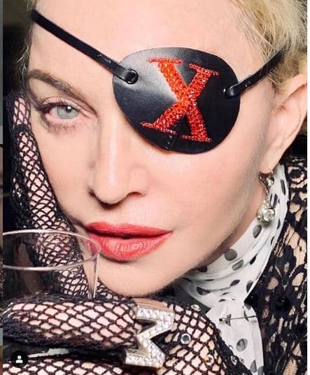 “Por supuesto que todo podría salir mal. Este show requiere que todos los tiempos y posiciones sean perfectos para que ella interactúe con los hologramas e imágenes generadas por computadora. De lo contrario, el espectáculo podría resultar fatal”, declaró la fuente a The Sun.