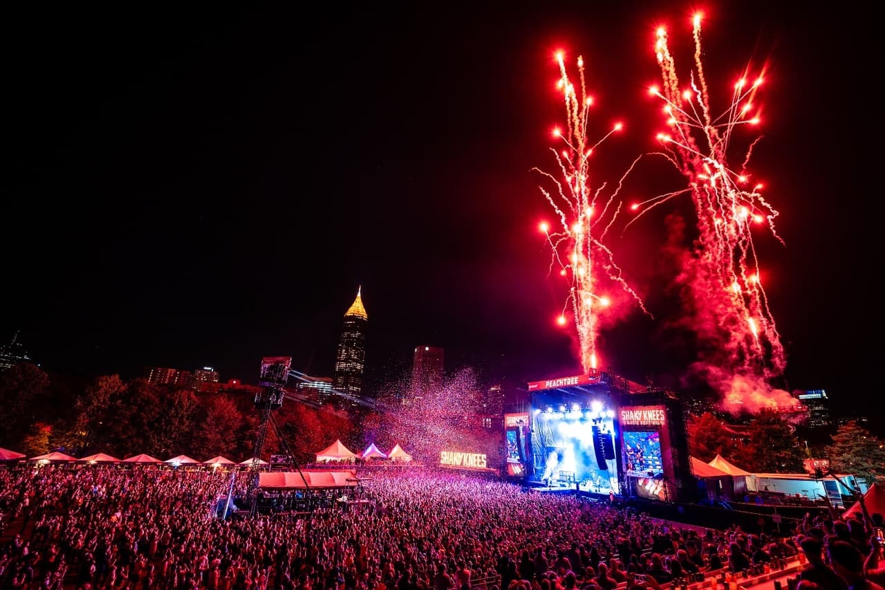<b>Evento</b>: Shaky Knees Music Festival
<br>
<b>Fechas</b>: 3 al 5 de mayo
<br>
<b>Lugar</b>: Central Park Atlanta. 400 Merritts Ave NE. Atlanta, GA
<br>
<b>Sitio web</b>: 
<a href="https://www.shakykneesfestival.com/">https://www.shakykneesfestival.com/</a> 
<br>
<br>Festival anual de música rock con más de 60 bandas. Entre los artistas más destacados que se presentarán este año están Arcade Fire, Weezer, Queens of the Stone Age, The Offspring y Foo Fighters.