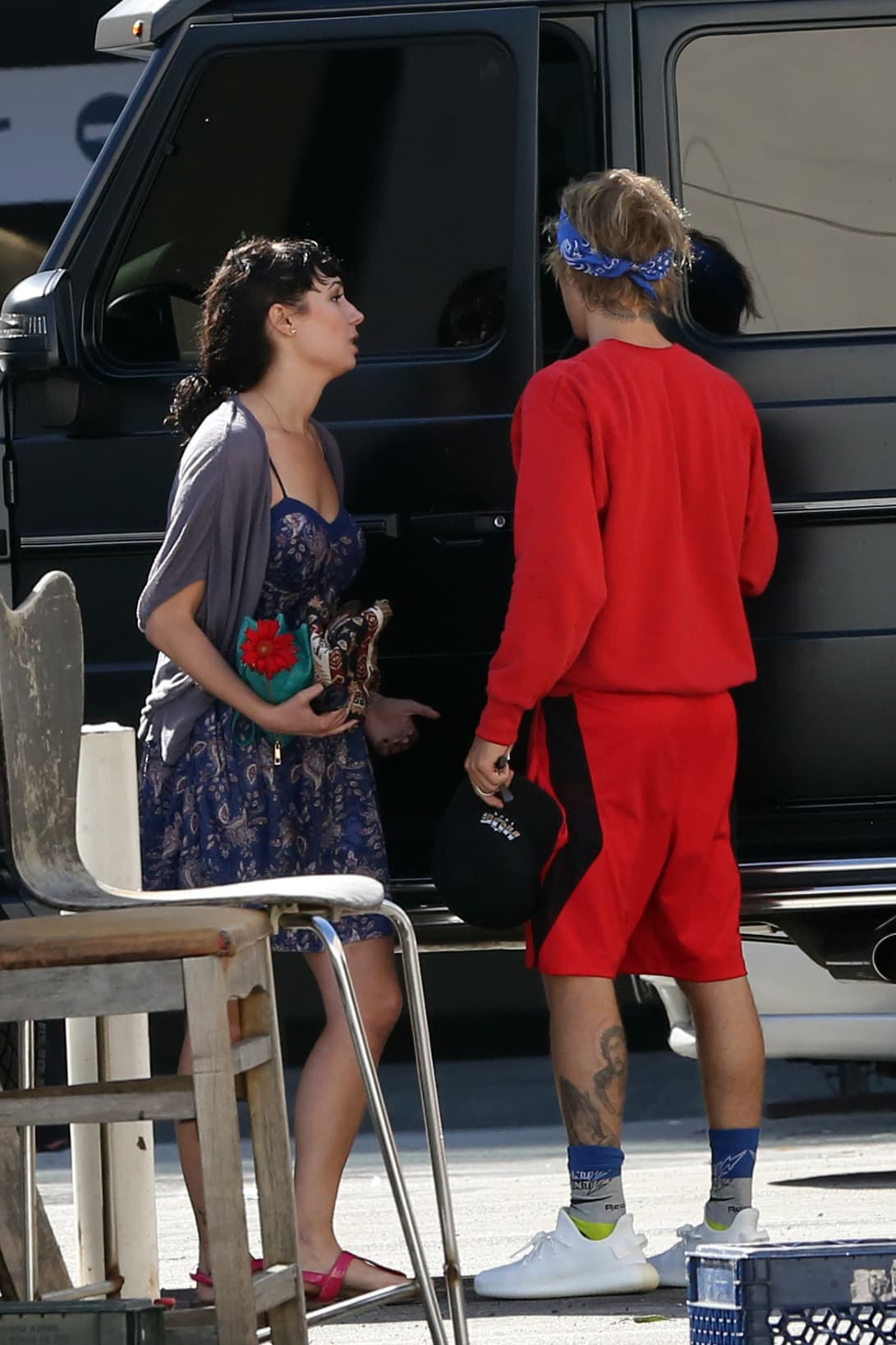 Días antes, Justin Bieber
<b> despreció a una fanática </b>que lo esperaba en la puerta de la misma camioneta.