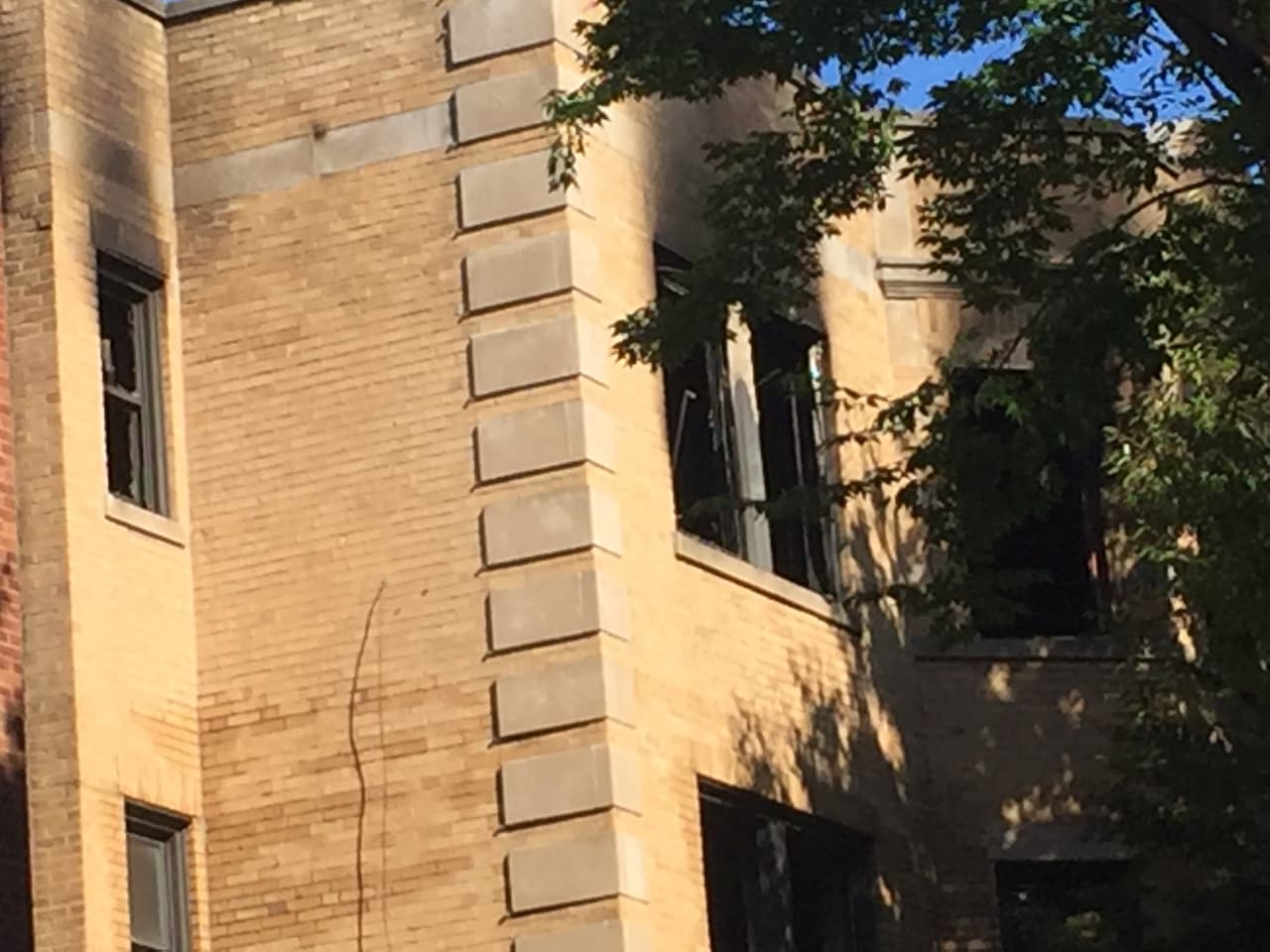 Una bebé de tres meses, una niña de cuatro años, una niña de siete y un hombre murieron en el incendio registrado a la 1:35 am en el 8114 S. Essex Avenue.