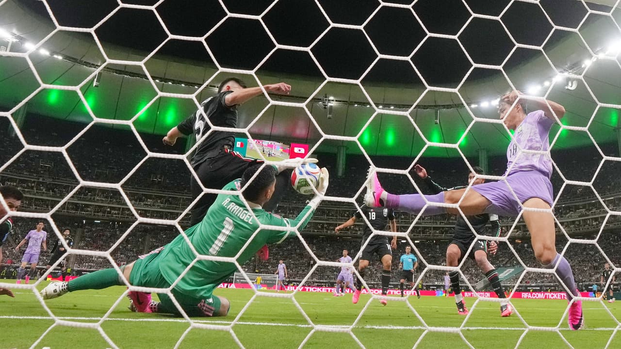 El portero mexicano Raúl Rangel (1) realiza una parada en la línea de gol durante el partido del Grupo A de la Copa Mundial entre México y Corea del Sur en Zapopan, cerca de Guadalajara, México, el jueves 18 de junio de 2026.
