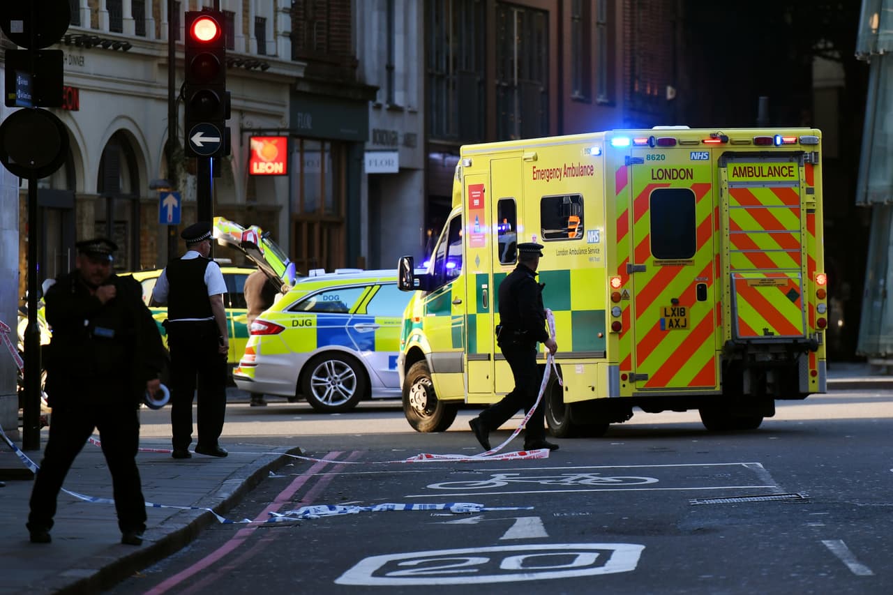 "En estos momentos, las circunstancias que rodean al incidente del Puente de Londres siguen poco claras. Sin embargo, por precaución, estamos respondiendo a lo sucedido como si se tratara de un acto terrorista. 
<b>La policía ha disparado a un hombre. </b>Añadiremos más información cuando esté disponible", dijo la Policía Metropolitana en Twitter, minutos después de conocido el evento.