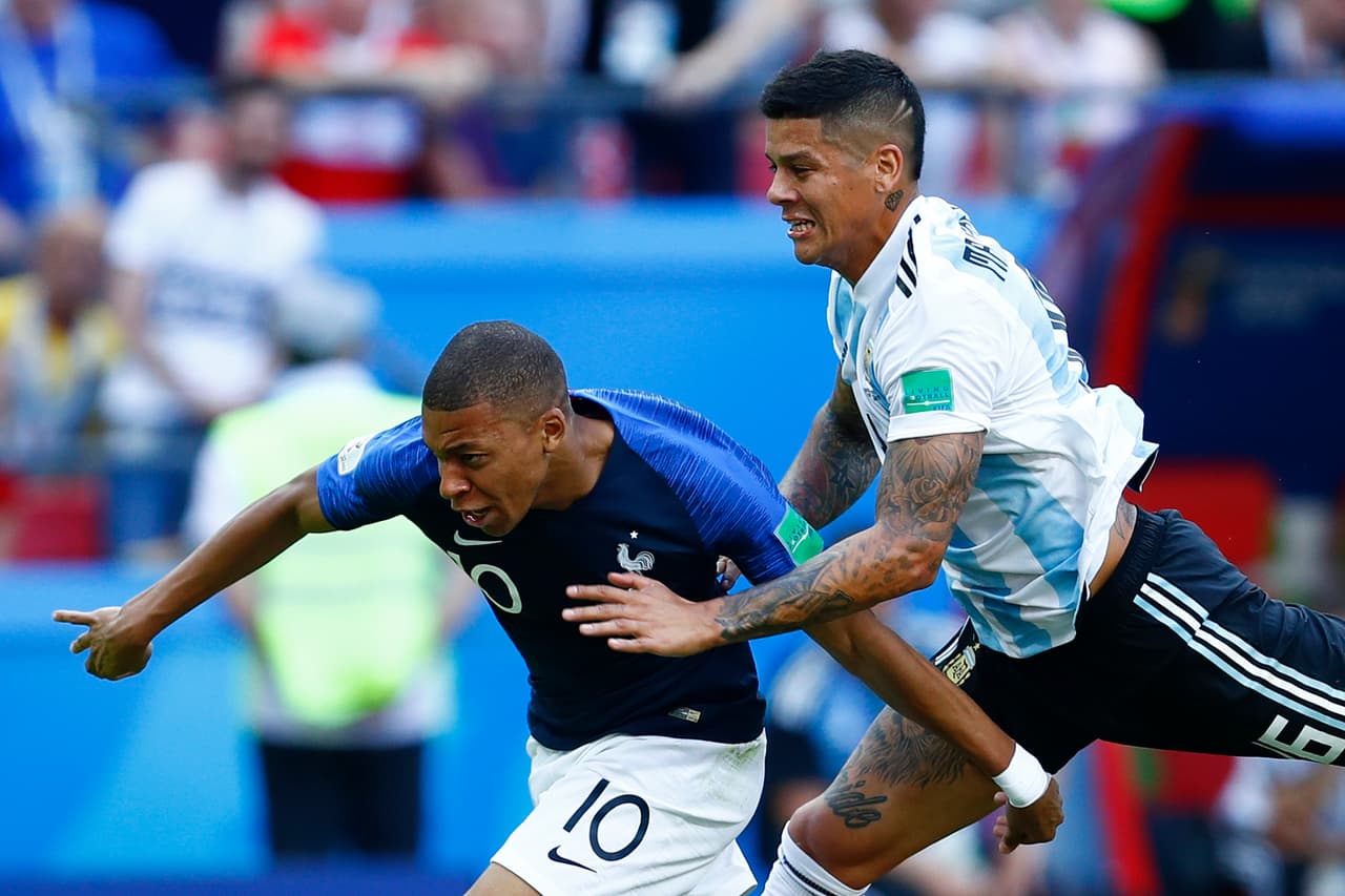 Defensa: Marcos Rojo (Argentina) - El jugador del Manchester United nunca pudo seguirle el paso a Mbappé y, de hecho, fue quien le cometió el penal con el que los franceses abrieron el marcador.