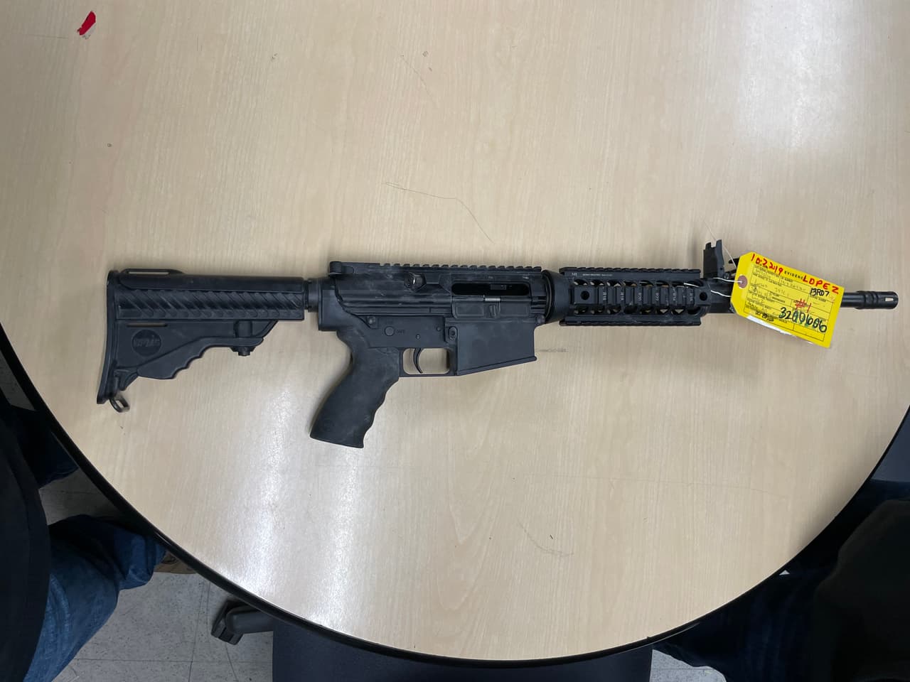 Una de las acusaciones alega un plan de extorsión de gran alcance que involucró a 18 acusados que incluía el envío de varias drogas a través del Servicio Postal, FedEx y United Parcel Service, con algunos sospechosos que presuntamente distribuyeron narcóticos, incluido el polvo de fentanilo y píldoras falsificadas con fentanilo en los condados de Los Ángeles y Orange.