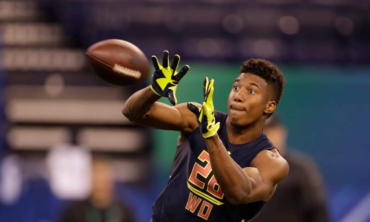 El receptor abierto de segundo año se ve completamente desnudó peleándose con su hermano quien intentaba tranquilizarlo y prevenir que acabará con su vida.