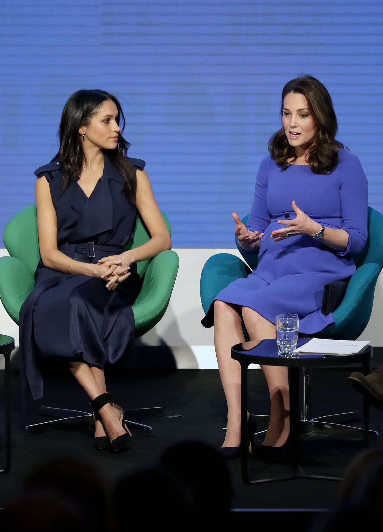 A fines de febrero, Meghan participó junto a Kate Middleton en el primer foro anual de la Royal Foundation Forum en Londres. A diferencia de Meghan, Kate sí llevaba medias.