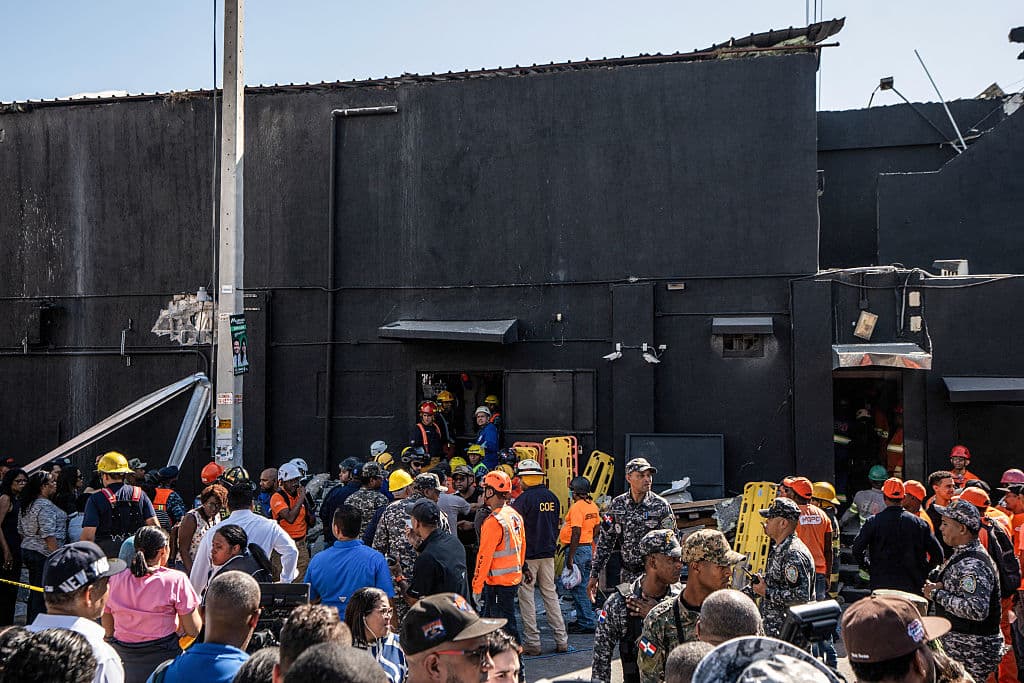 El cuerpo de Bomberos de la República Dominicana y otros expertos accedían al establecimiento para sumarse a la investigación sobre la causa del trágico incidente.