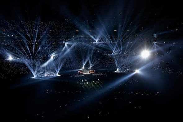 Un cuidado estilismo retro, una banda llena de energía y una particular mezcla de soul y rock sirvieron al cantante Bruno Mars para cautivar a la millonaria audiencia del Super Bowl durante el descanso de la gran cita anual del fútbol americano. Mars, de sólo 28 años y sobre quien planeaba la duda de si sería capaz de enfrentarse a un escenario de tal calibre, optó por un show directo y contundente. Tras una breve introducción a cargo de un coro de niños, un espectacular solo de batería sirvió para abrir el fuego y dar paso rápidamente al gran éxito "Locked Out of Heaven". Impecablemente vestido con una chaqueta dorada, despachó el tema junto a una banda con una amplia sección de viento que se lució en las coreografías. Sin más dilación, Mars descargó su segundo hit, "Treasure", y a continuación demostró su capacidad para fusionar el soul, el pop y el rock integrando en su espectáculo a los Red Hot Chili Peppers. La banda de Anthony Kiedis y Flea puso a saltar a todo el estadio Metlife con su clásico "Give it Away". Los rockeros californianos, a pecho descubierto como manda la tradición, solo necesitaron un par de minutos para demostrar que siguen en buena forma y ceder de nuevo el protagonismo a Mars.