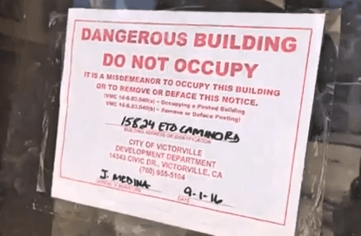 Letrero de advertencia en la vivienda.