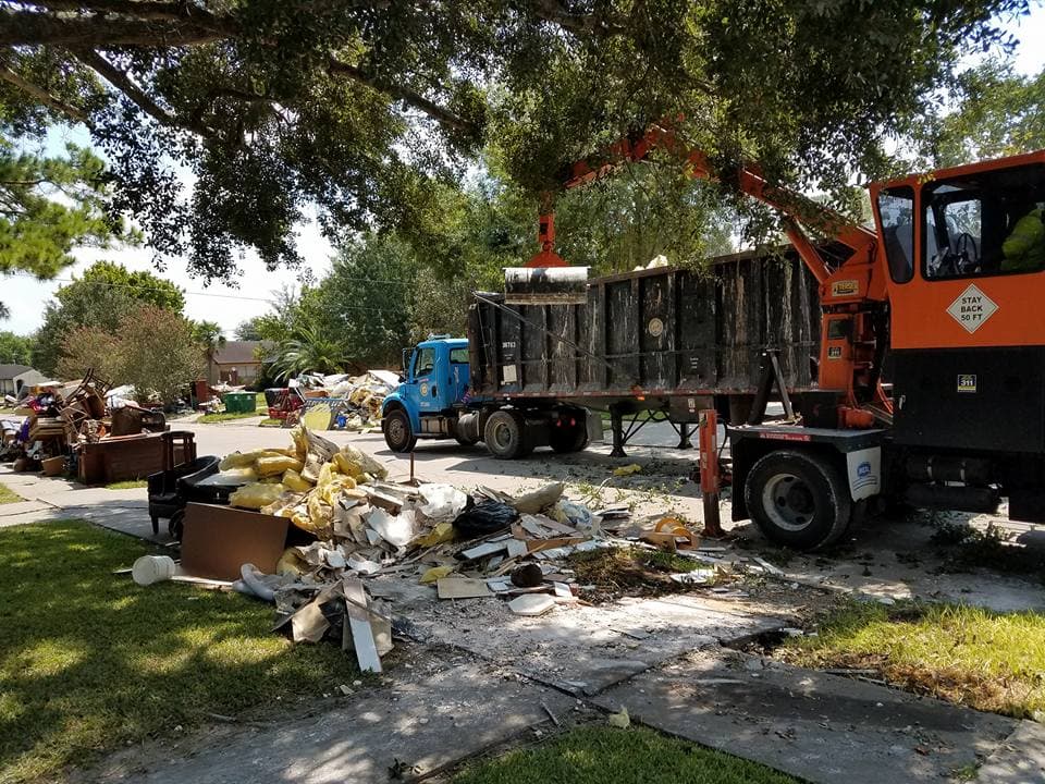 La labor de recolección de escombros dejados por Harvey ya se está adelantando en los vecindarios del área metropolitana de Houston.