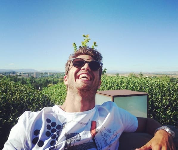 El guapo actor y modelo español que interpreta a Roberto Marañón en ‘La Embajada’ conquista y enamora a sus fanáticas con las sexys y atrevidas fotos que comparte en su cuenta de Instagram ¿Te lo vas a perder?