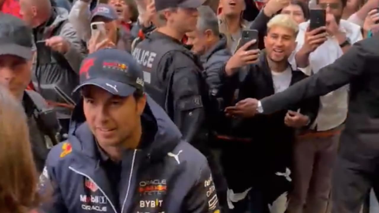 Checo Pérez recibe impresionante serenata de fans en Montreal