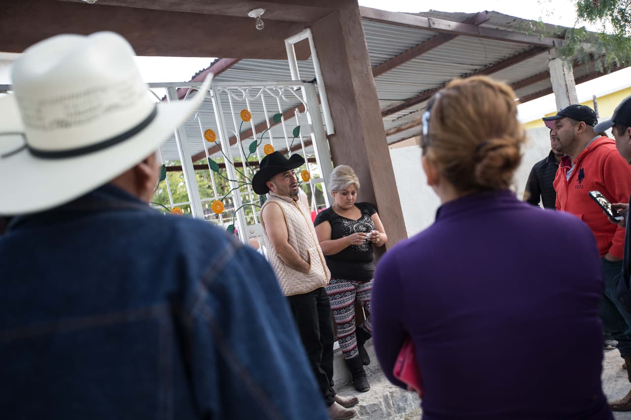 A la mañana siguiente de la fiesta, Crescencio Ibarra y Ana Elda García, los padres de la quinceañera Rubí, seguían recibiendo invitados a las puertas de su casa.