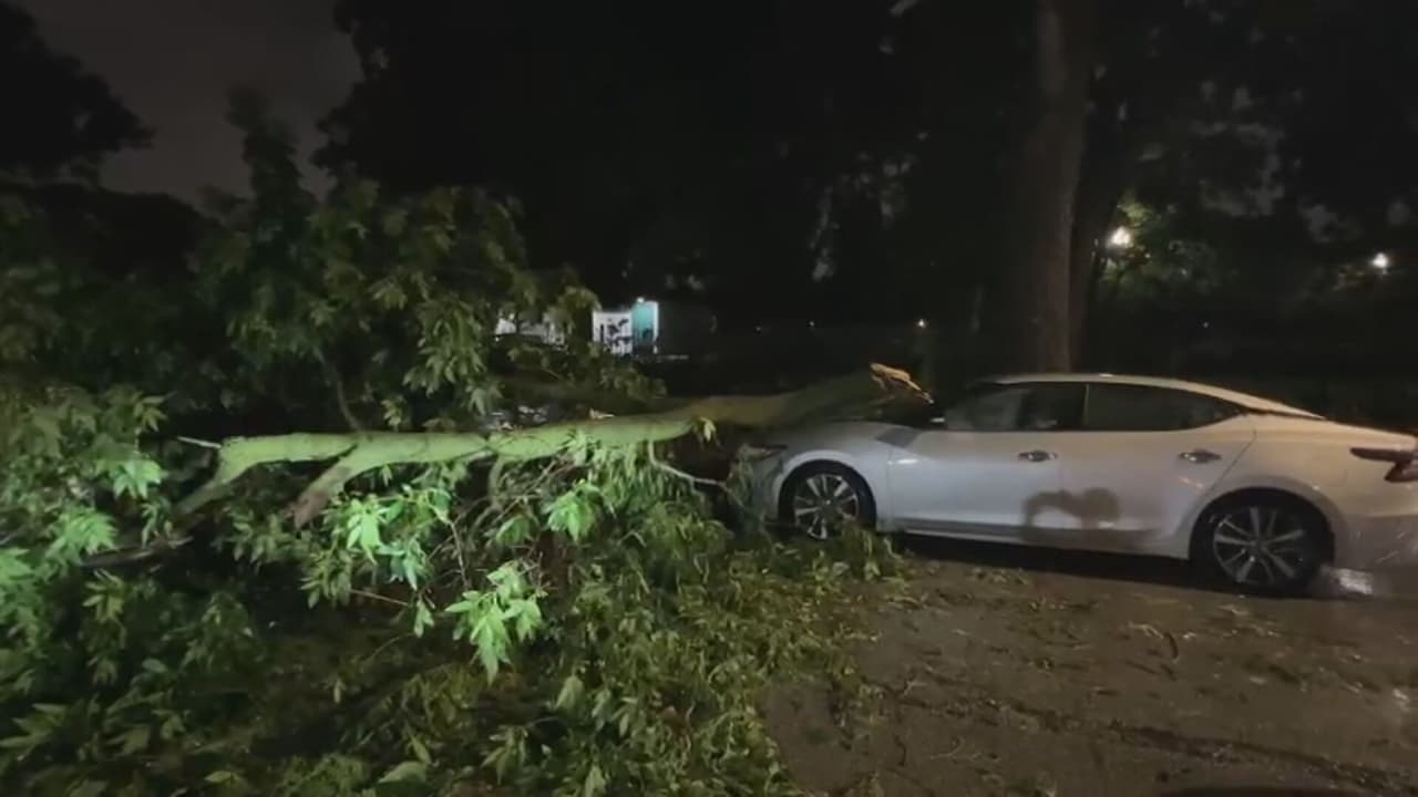 El lunes por la tarde, se registraron 
<b><a href="https://www.univision.com/local/chicago-wgbo/politica-chicago/alerta-tormenta-chicago-riesgo-4-vientos-lluvias-tornados" target="_blank">tormentas, fuertes lluvias, ráfagas de viento</a></b> de hasta 80 millas por hora y avisos de tornados, que terminaron pasadas las 22 horas.