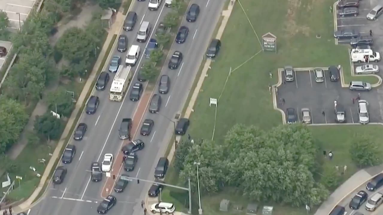 "No hay nada más aterrador que escuchar cómo las balas impactan a muchas personas mientras tú estás debajo de un escritorio y además oír al sujeto recargar su arma", escribió el reportero en otro tuit.