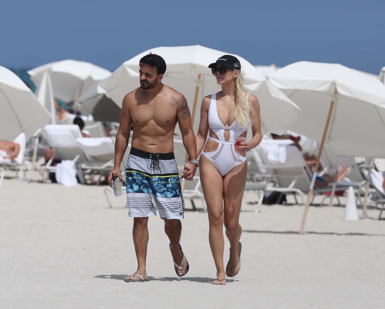 Luis Fonsi celebra su cumpleaños número 39 junto a su esposa Agueda López con un romántico día en las playas de Miami Beach.